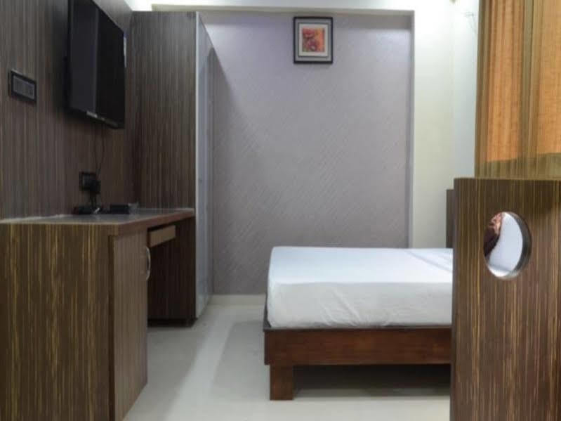 Fabhotel Kohinoor Plaza อาเมดาบัด ภายนอก รูปภาพ
